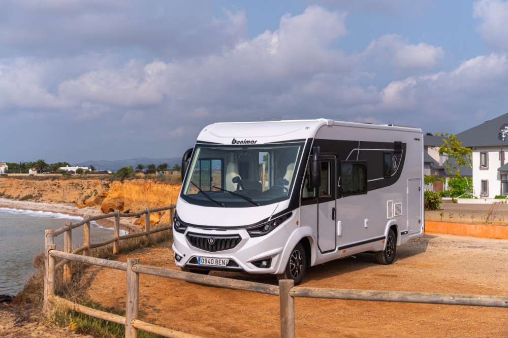 Obytný vůz Benimar  A 967  FIAT 140 PS automat celointegrovaný model 2025